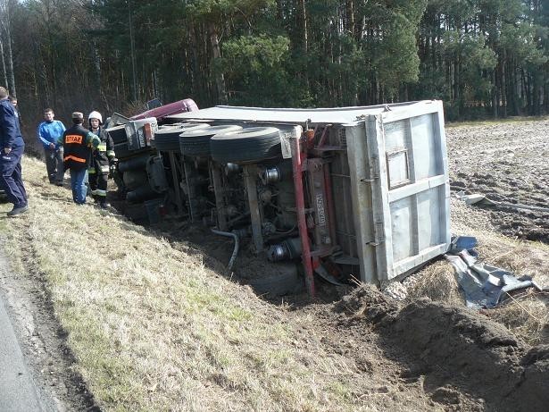 Sulmierzyce - Ciężarówka w rowie. WIDEO i FOTO