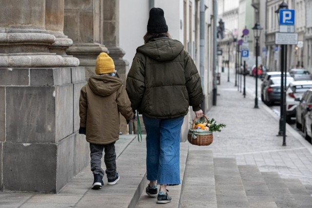 Przestrzeganie obostrzeń w Wielkanoc. W niedzielę wystawiono prawie 3,8 tys. mandatów za brak maseczki