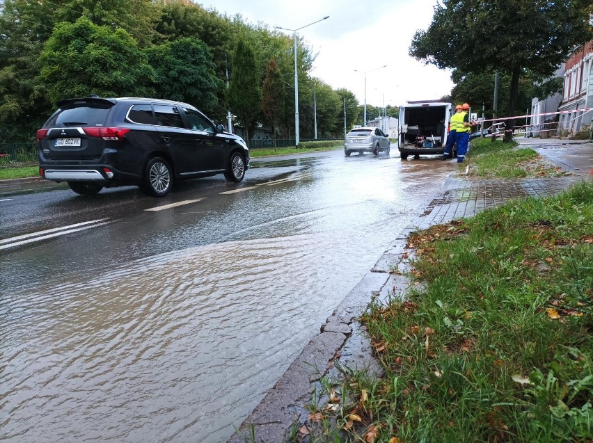 Awaria wodociągowa przy ul. Kartuskiej 13.09.2021 r. Służby SAUR pracują przy jej usunięciu. Spore problemy z dostawą wody