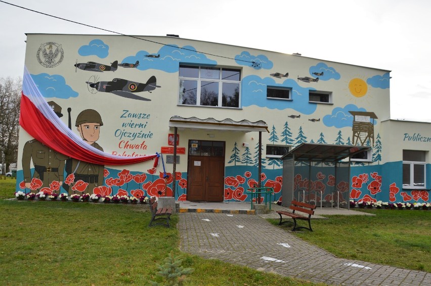 Mural można obejrzeć na ścianie od ulicy w PSP 4 w Żaganiu