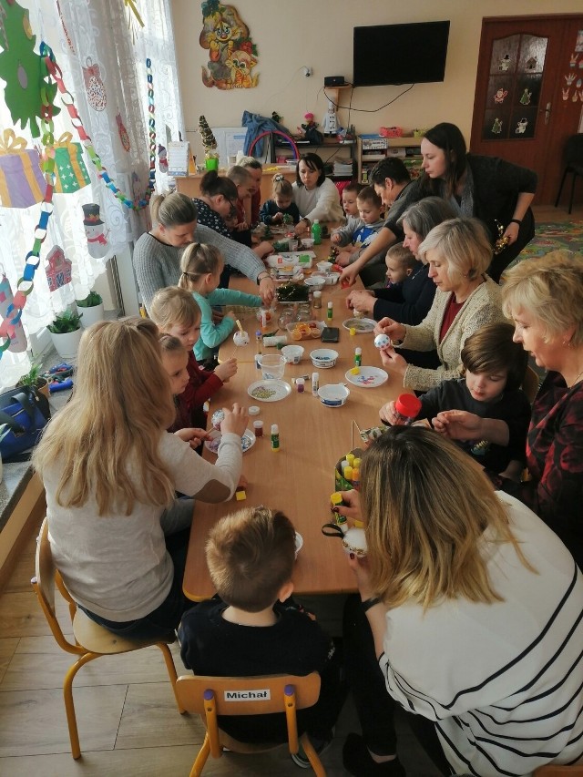 Niezwykłe warsztaty plastyczne dla przedszkolaków i rodziców z Przedszkola Publicznego  w Opatowie.