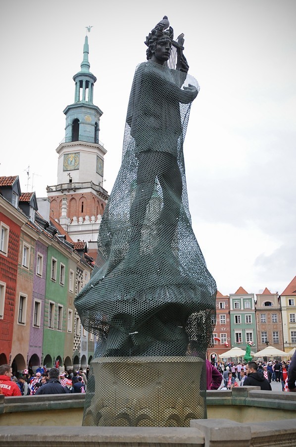 Poznań: Fontanny na Starym Rynku zawinięte w siatki [ZDJĘCIA]