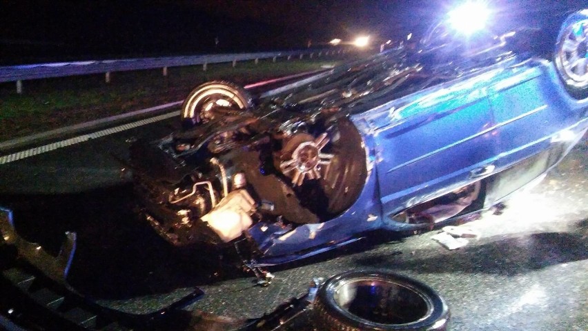 Wypadek na autostradzie A1 obok Włocławka. 4 osoby w tym 2. dzieci poszkodowanych po dachowaniu