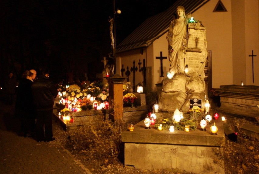 Lubelskie cmentarze po zmroku (ZOBACZ ZDJĘCIA)