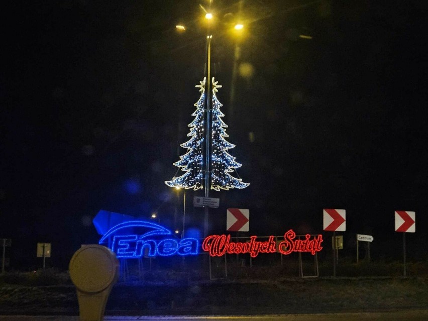 W Staszowie święcą się świąteczne iluminacje. Atmosfera Bożego Narodzenia unosi się w powietrzu