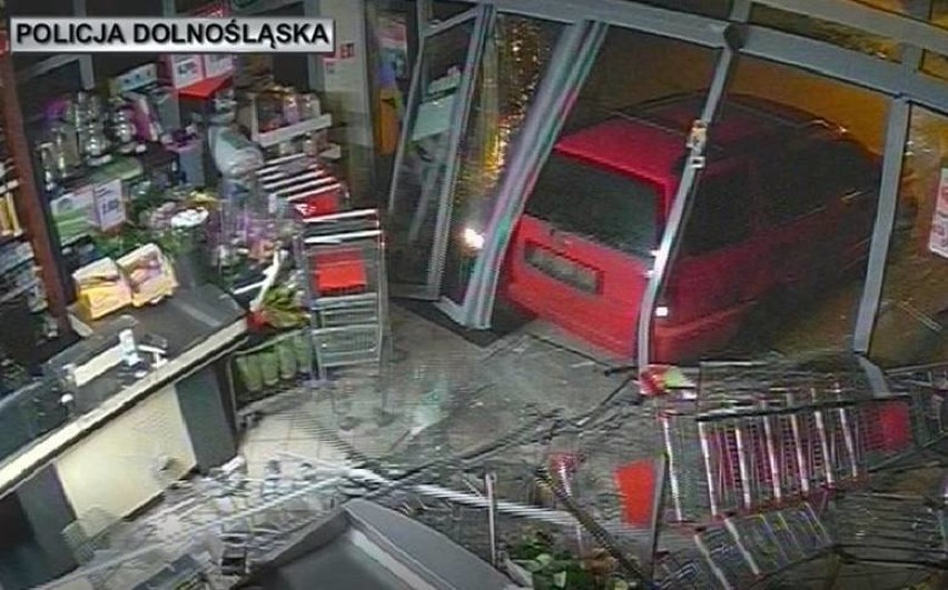 Wjechali samochodem do marketu Dino. Ukradli alkohol i papierosy za 20 000 zł! [ZDJĘCIA]