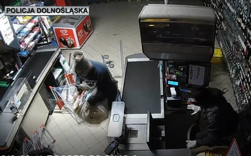 Wjechali samochodem do marketu Dino. Ukradli alkohol i papierosy za 20 000 zł! [ZDJĘCIA]