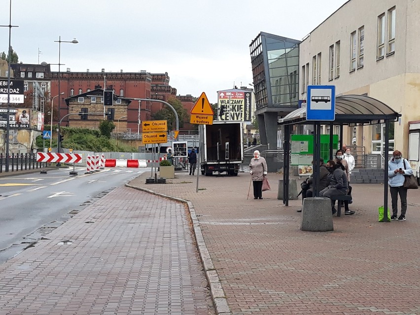 Plansze ze zdjęciami nie leżą już na ulicy. Wystawa została zabrana 