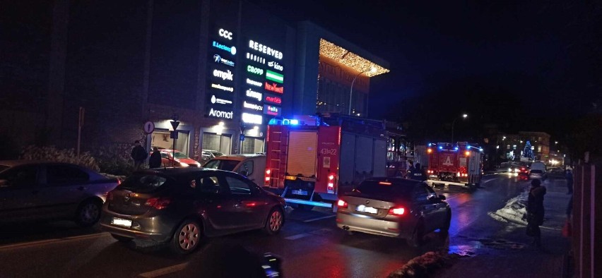 Niebezpieczna sytuacja w jarosławskiej galerii handlowej. Strażacy w akcji! [ZDJĘCIA]