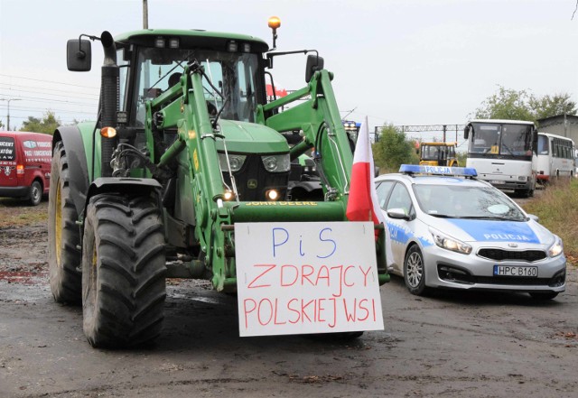 Rolnicy z Gniewkowa i okolic w ramach protestu wyjechali na drogę krajową numer 15