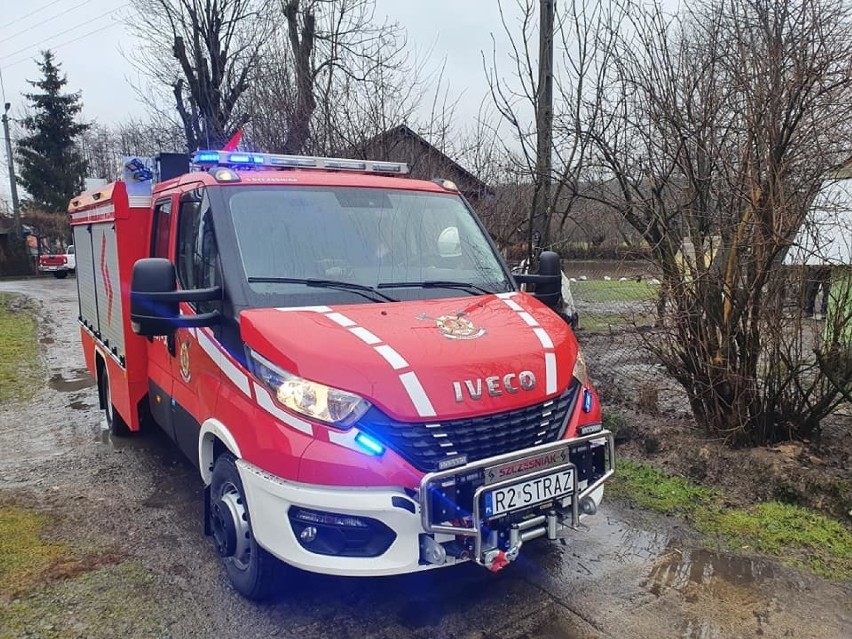W Kosienicach koło Przemyśla strażacy z OSP Maćkowice pompowali wodę podchodzącą pod domy [ZDJĘCIA]