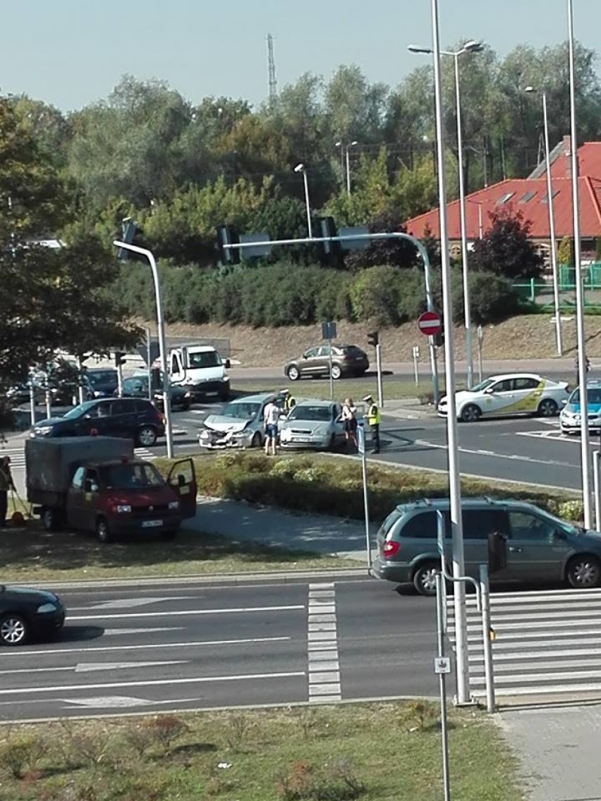 Zderzenie mazdy z oplem na skrzyżowaniu ul. Okrzei - Kapitulna we Włocławku [zdjęcia, wideo]