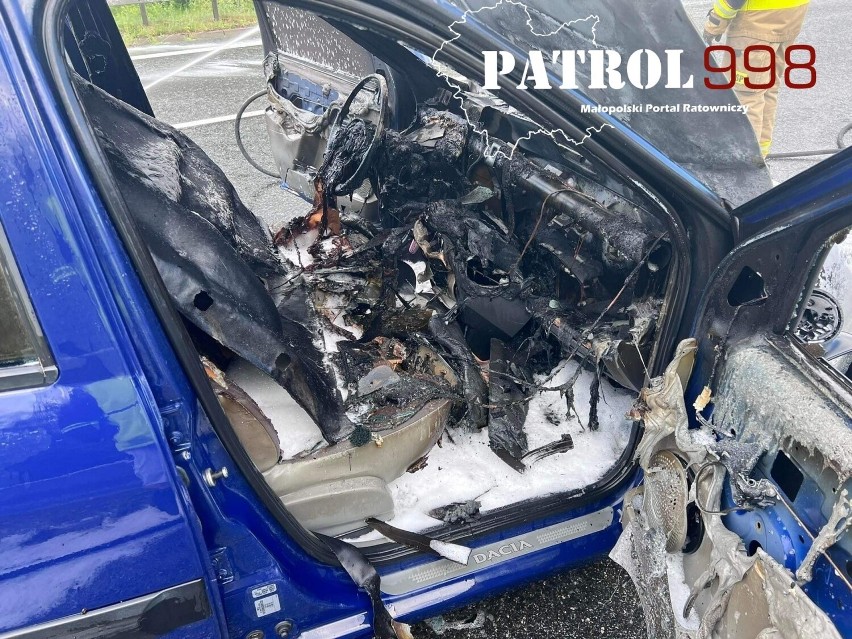 Kraków. Wypadek na zjeździe z A4 na S7. Trzy auta, jedno stanęło w płomieniach