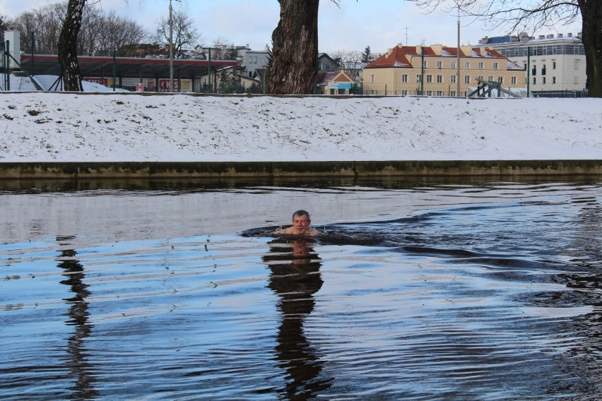 Morsowanie to jego życiowa pasja! Kazimierz Żak od 20 lat zażywa zimnych kąpieli [ZDJĘCIA, FILM]