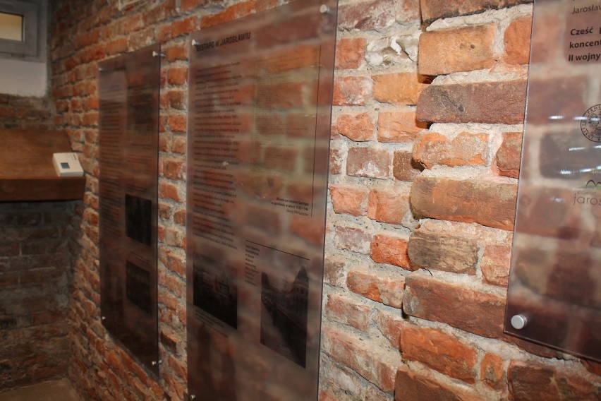 Tutaj była siedziba gestapo. W piwnicach kamienicy przy ul. Słowackiego w Jarosławiu, gdzie dziś jest urząd pracy, zamontowano tablice