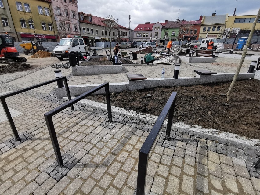 Rynek w Chrzanowie już prawie gotowy. Konieczne drobne poprawki. W połowie maja uruchomienie ogródków [ZDJĘCIA]