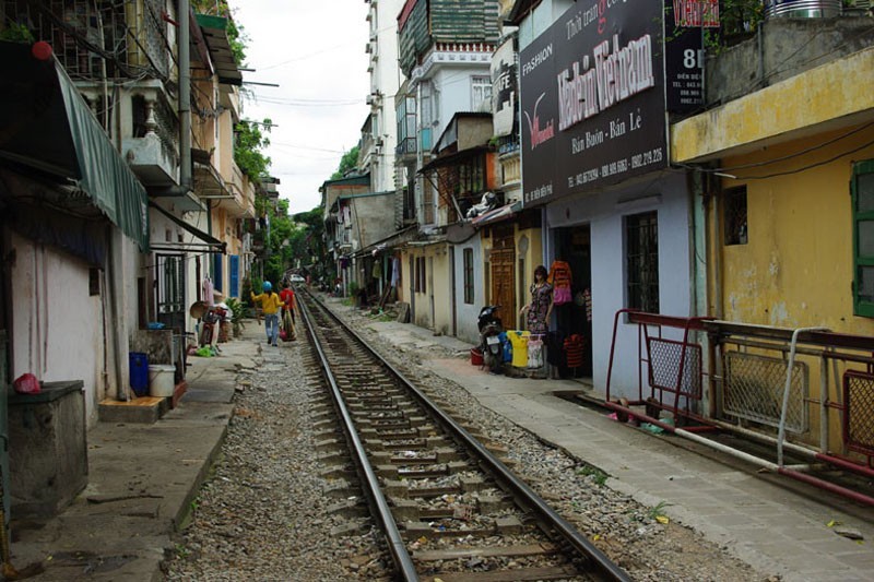 Wietnam. Tory kolejowe pomiędzy domami