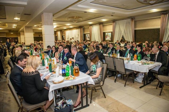 
Chełm. IV Powiatowy Bal Chłopski

W lokalu Regent w Pawłowie odbył się IV Powiatowy Bal Chłopski. Uczestniczyło w nim kilkaset gości. Na scenie wystąpiły „Pawłowianki” z Pawłowa, „Echo” z Gołębia , „Lwowska Fala” ze Lwowa oraz zespół „Remix” z Chełma. Tradycyjnie odbyły się wybory miss i króla balu oraz konkursy na „ciacho”, „pędzonkę” i „wędzonkę”.