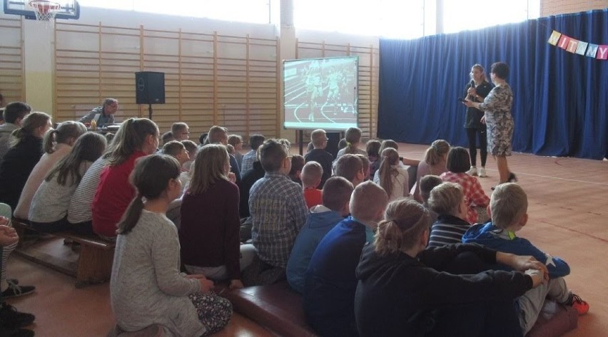 Uczniowie z Mściszewic spotkali się z Angeliką Cichocką - halową wicemistrzynią świata z 2014 roku