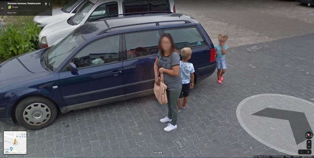 Kolorowy samochód lub inny pojazd z logo Google i charakterystyczną "kopułką" na górze w sierpniu 2017 roku można było zauważyć na ulicach Skarżyska, bo to wtedy robiono zdjęcia do funkcji Google Street View.

Na niektórych osiedlach zdjęcia wykonane zostały wcześniej, w 2013 roku. W programie automatycznie zamazywane są ludzkie twarze i tablice rejestracyjne samochodów, ale na zdjęciach można rozpoznać siebie lub kogoś znajomego po charakterystycznej sylwetce, ubraniu lub miejscu. A może to ciebie upolowała kamera Google'a - na spacerze z psem, w czasie zakupów lub podczas rowerowej przejażdżki?

KOLEJNE ZDJĘCIA NA NASTĘPNYCH SLAJDACH >>>