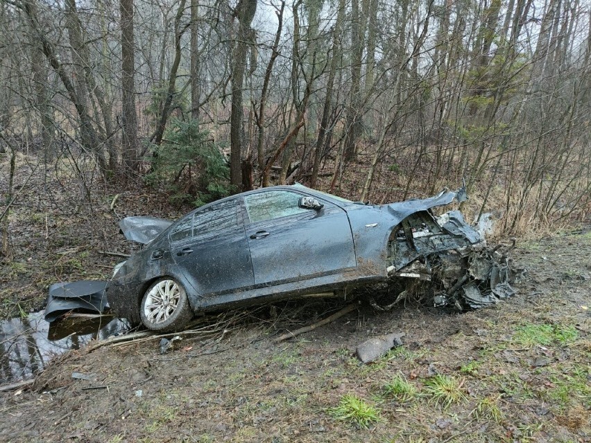 Śmiertelny wypadek na DK91 w Bobrach. Jedna osoba nie żyje, druga trafiła do szpitala