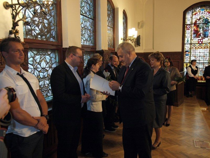 Prezydent Słupska nagrodził uczniów stypendiami i listami gratulacyjnymi