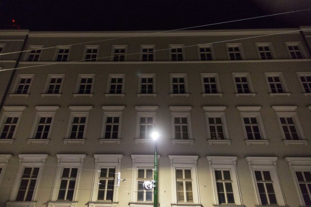 Kraków podczas kwarantanny wieczorem. Puste kamienice w centrum i "żyjące" bloki poza nim