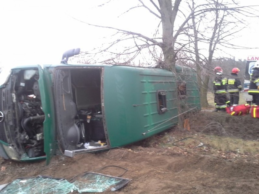 Działdowo wypadek. Samochód osobowy uderzył w tył busa [zdjęcia]