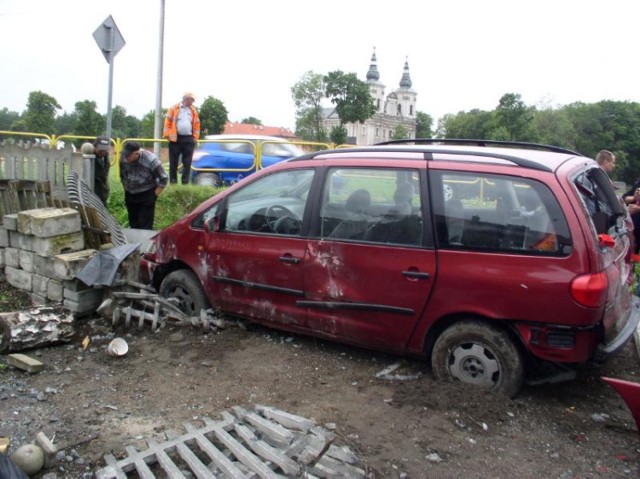 Paradyż.Seat Alhambra wypadł z drogi krajowej