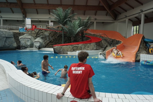 Ferie w Aquaparku „Fala”  to kolejna propozycja spędzenia wolnego od szkoły czasu. Dzieci w wieku 5-16 lat mogą zapisać się do Akademii Pływania. 


CZYTAJ WIĘCEJ NA KOLEJNYCH SLAJDACH!

