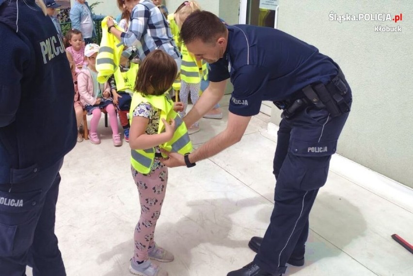 Bezpieczne przedszkolaki z gminy Popów. Z dziećmi spotkali się kłobuccy dzielnicowi