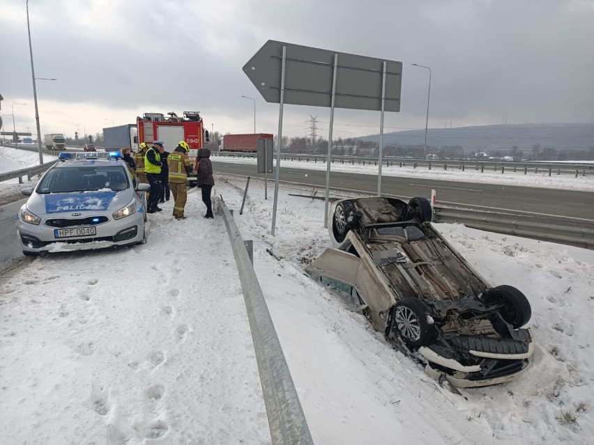 Wypadek na autostradzie A1 w okolicach Kamieńska. Kierująca straciła panowanie nad skodą, auto dachowało