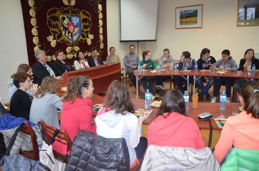 Grupa włoskich uczniów podczas spotkania z władzami gminy...