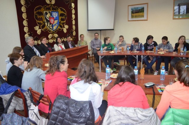 Grupa włoskich uczniów podczas spotkania z władzami gminy Krośnice