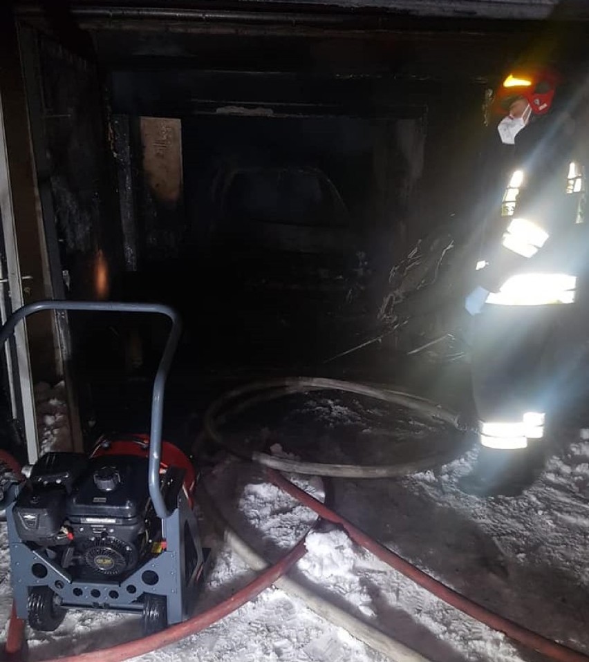 Strażacy gasili pożar garażu w Radlinie