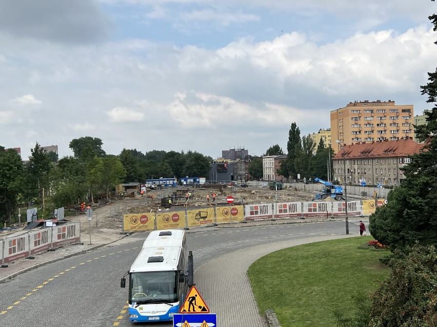 Jak postępuje budowa nowego centrum przesiadkowego i remont ulicy Goethego w Zabrzu? Mamy ZDJĘCIA