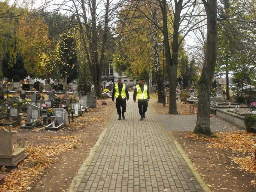 1 listopada: więcej patroli na cmentarzu w Wejherowie
