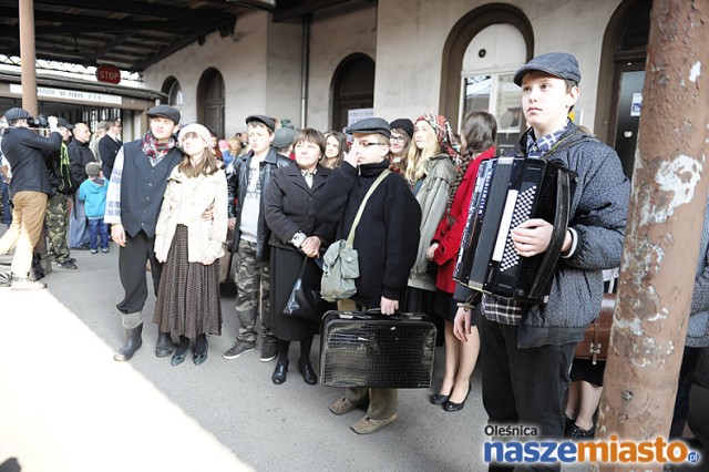 Wyjątkowy pociąg odjechał w sobotę rano ze stacji Oleśnica. W Pociągu Repatriantów na trasie z Wrocław-Oleśnica-Syców-Kępno pojechało kilkaset osób.