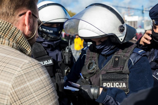 Sprawdzamy ile mandatów, pouczeń, wniosków do sądu wystawili policjanci z Grudziądza w związku z łamaniem zasad sanitarnych.