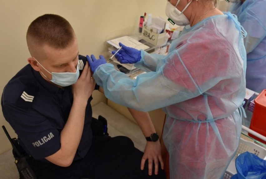 Policjanci z Jarosławia szczepią się na COVID-19. Funkcjonariusze przyjęli pierwszą dawkę szczepionki [ZDJĘCIA]