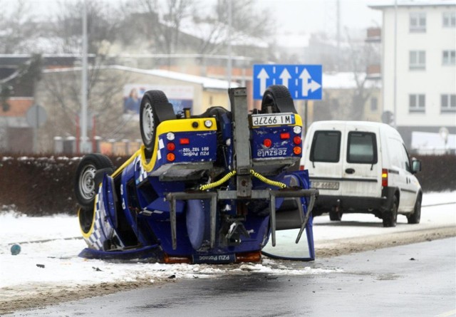 Kolizja w Al. Piłsudskiego w Piotrkowie. Auto dachowało