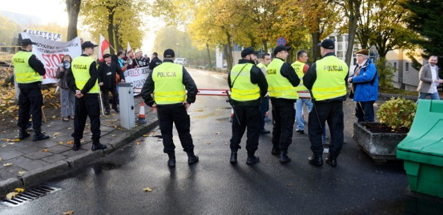 Pikietujących otaczali policjanci