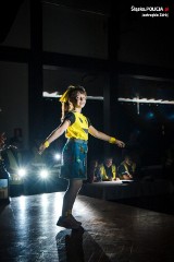 Najmłodsi mieszkańcy Jastrzębia zaprezentowali modę odblaskową. To policyjny konkurs. Ma zachęcić do chodzenia w odblaskowych elementach
