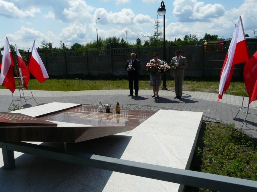 Kwiaty w rocznicę egzekucji hitlerowskich na radomszczańskim Kopcu