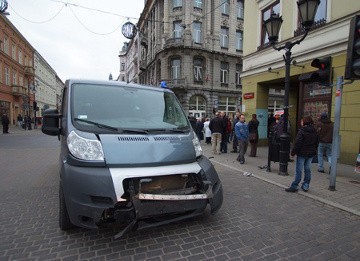 Wypadek na ul. Piotrkowskiej! Samochód wpadł w przechodniów! (zdjęcia)