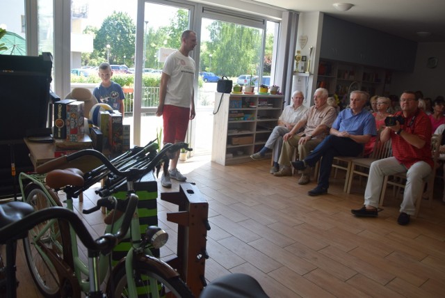 Seniorzy cieszą się z nowego sprzętu, który posłuży im do wzmacniania kondycji fizycznej.