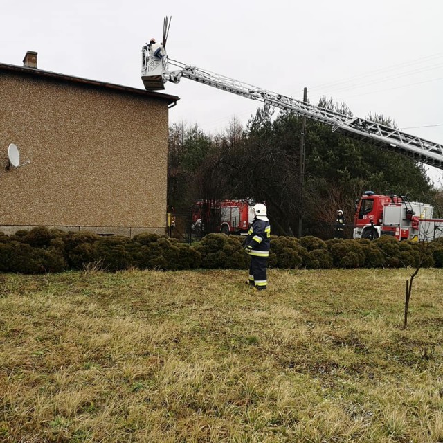 Wiatr zerwał niewielką część dachu domu w Gogołowej