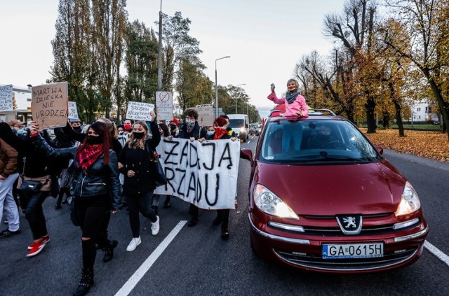 Strajk Kobiet 29.10.2020. Przemarsz pieszych i przejazd samochodów z Gdańska do Gdyni