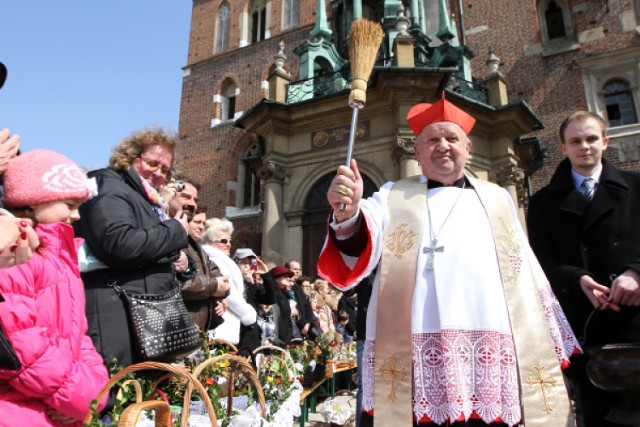 Kardynał Stanisław Dziwisz poświęcił w Wielką Sobotę, 7 kwietnia ...