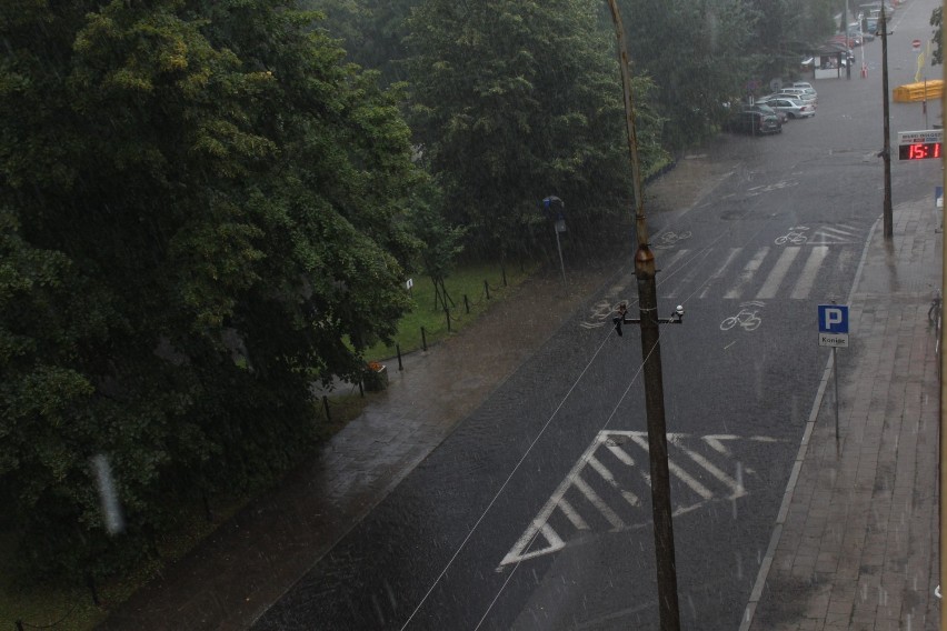 Burza w Łodzi. Gwałtowna ulewa z gradem przeszła nad miastem [ZDJĘCIA]